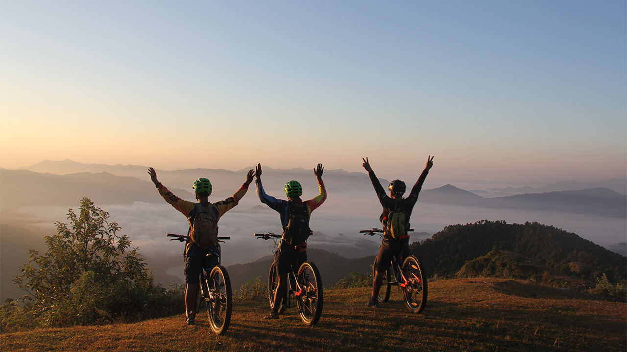 Three mountain bikers are cherishing their sunrise mountain bike tour in Kalikasthan.