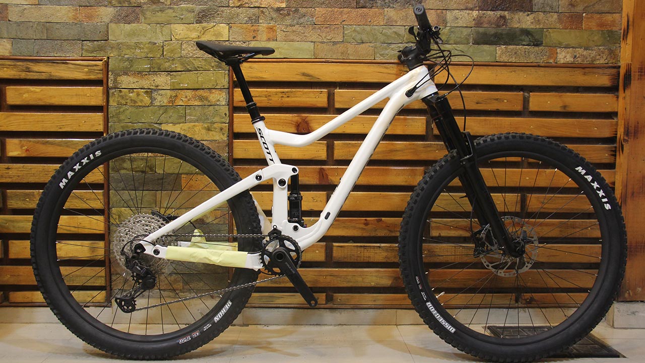 Scott mountain bike Genius 940 rental in Pokhara.