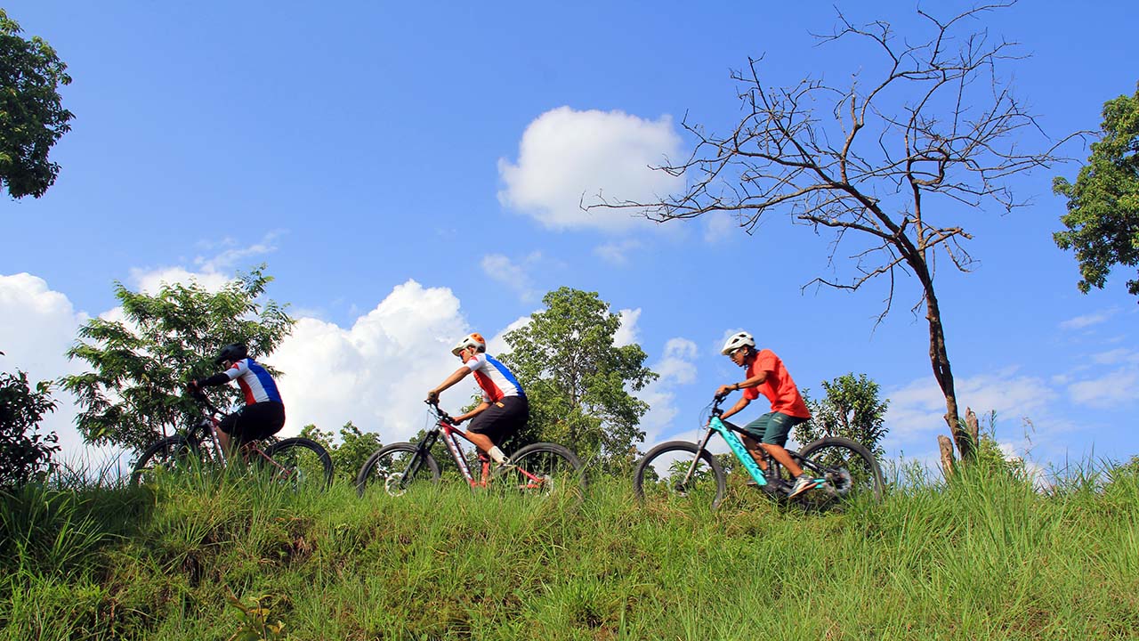 E-bike tour in Pokhara.